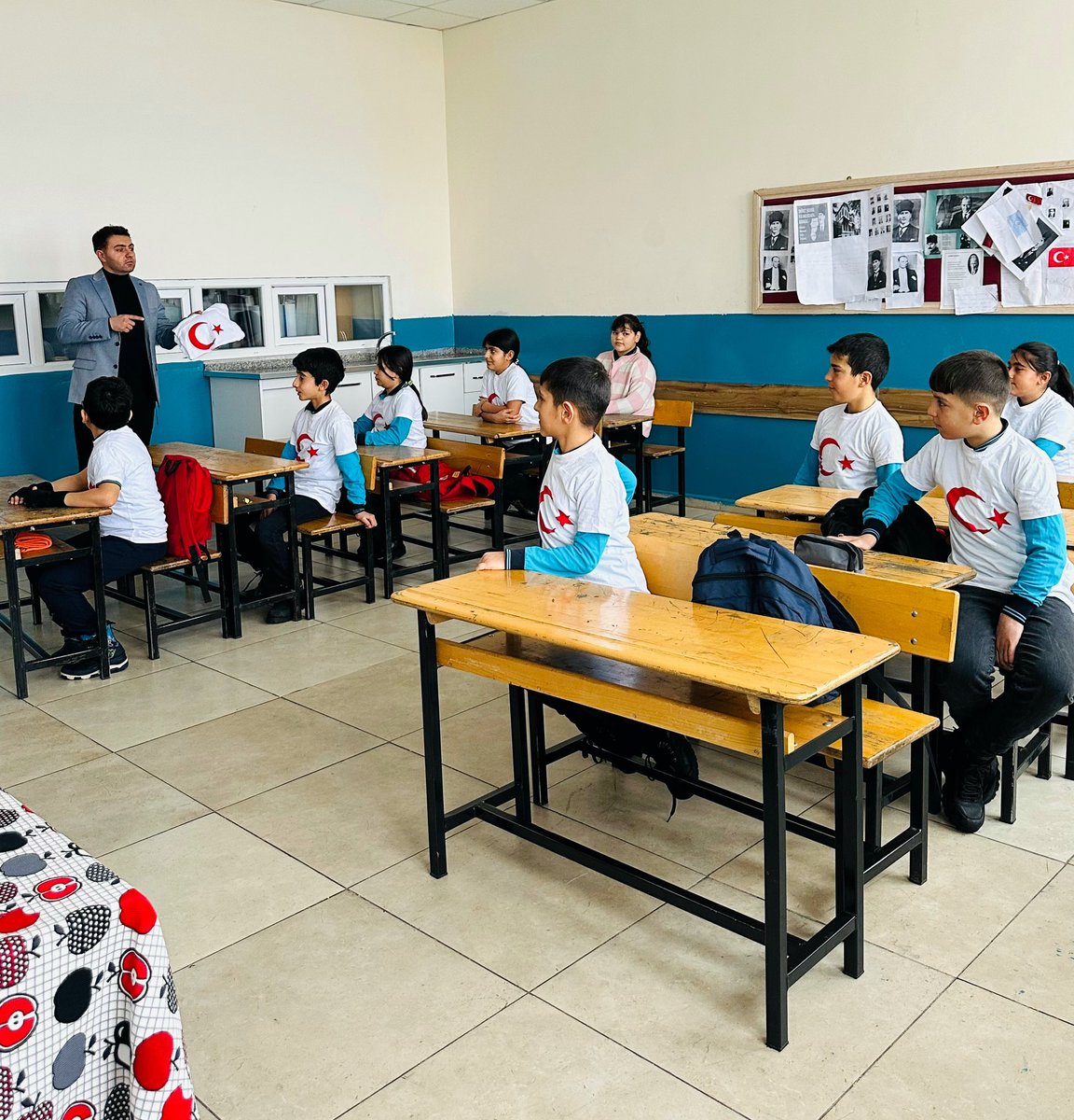 YedisuYBO's tweet photo. "Dalgalan sen de şafaklar gibi ey şanlı hilâl!
Olsun artık dökülen kanlarımın hepsi helâl.
Ebediyyen sana yok, ırkıma yok izmihlâl;
Hakkıdır, hür yaşamış, bayrağımın hürriyyet;
Hakkıdır Hakk’a tapan milletimin istiklâl!"
#istiklalBayraklaİstikbalMaarifle 
#BayraklaBaşlayanOkul https://t.co/OvWeWkbSzL