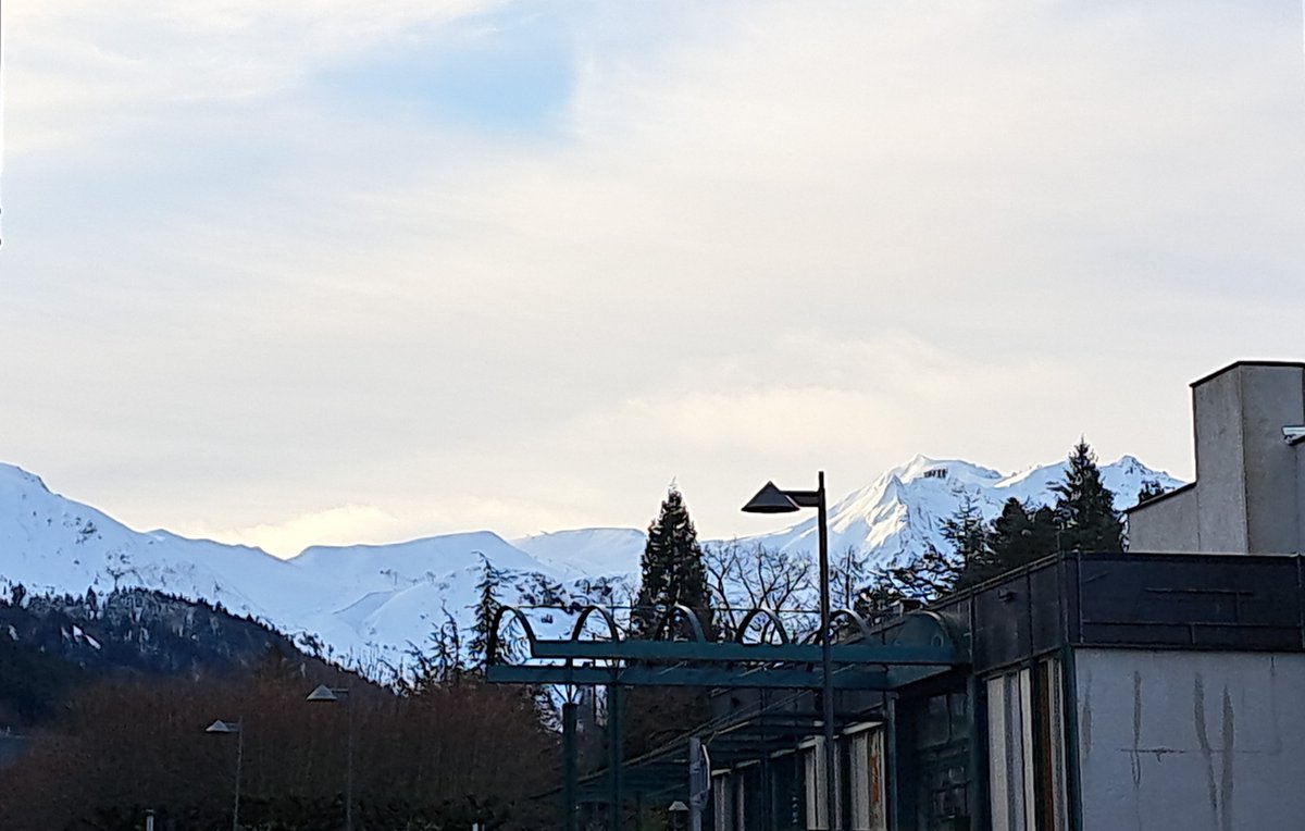 otmontdore's tweet image. Lundi 2 février, 8h55 · Le Mont-Dore · 5°C ☀️Ensoleillé  @otsancy @MeteoSancy #meteo