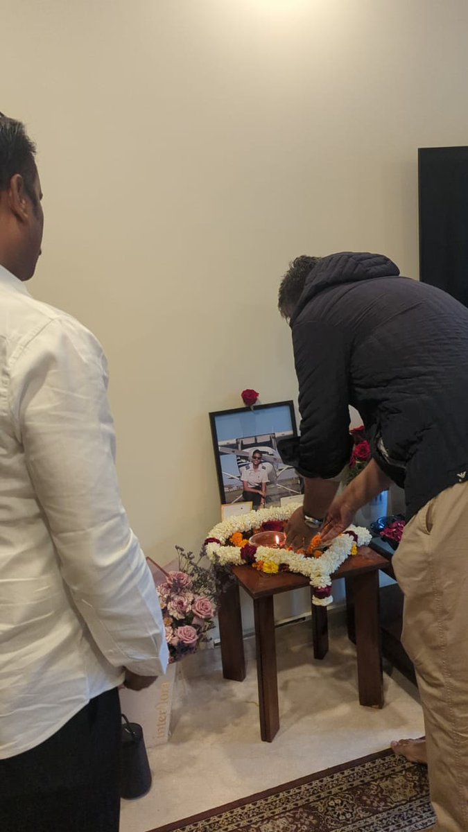mataonline's tweet photo. आमदार रोहित पवार यांनी बारामतीतील विमान अपघातात निधन झालेल्या सह-वैमानिक कॅप्टन शांभवी पाठक यांच्या दिल्ली येथील निवासस्थानी कुटुंबियांची सांत्वनपर भेट घेऊन विचारपूस केली.
#shambhavipathak #PlaneCrash #RohitPawar #AjitPawar https://t.co/oA6GuF5kpX