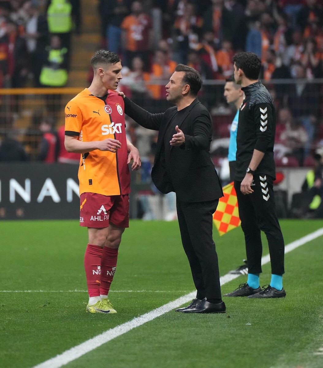 Burakeren_1987's tweet photo. Sallai'nin yükselişini konuşurken, bu imza başlı başına Okan Buruk'a ait. Bundesliga'nın iyi ama standart kalmış bir kanat oyuncusuydu Sallai. 

Galatasaray'a da alternatif olabilmesi adına, son gün transfer edildi. Kimseyi alamadık, en azından sen gel denilerek. 

O Sallai'yi alıp da, Avrupa'nın en iyi sağ beklerinden birine dönüştürüp, transfer piyasasının kalbine koyabilmek, çok büyük bir teknik direktör imzası. 

İş elbette futbolcuda bitiyor ama bunu görebilmek başlıca maharet. Okan Buruk'un imzaları da sadece Sallai'yle sınırlı değil.