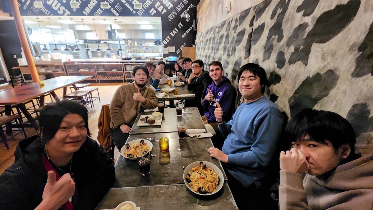 serra2020's tweet image. いつも妻に犬のぬいぐるみを持たされるんだけど、@joedpuglisi がお土産にAagleくれたから仲間が増えたよ🐶🦅また昨晩は森山ジャパンの飯に帯同してもらったりした。