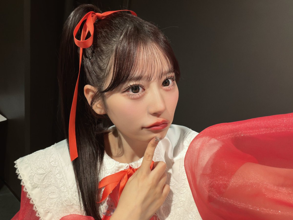 月足天音 フード付きジップアップパーカー 赤 月足天音 | Google Pixel 9pro XL | Instagram