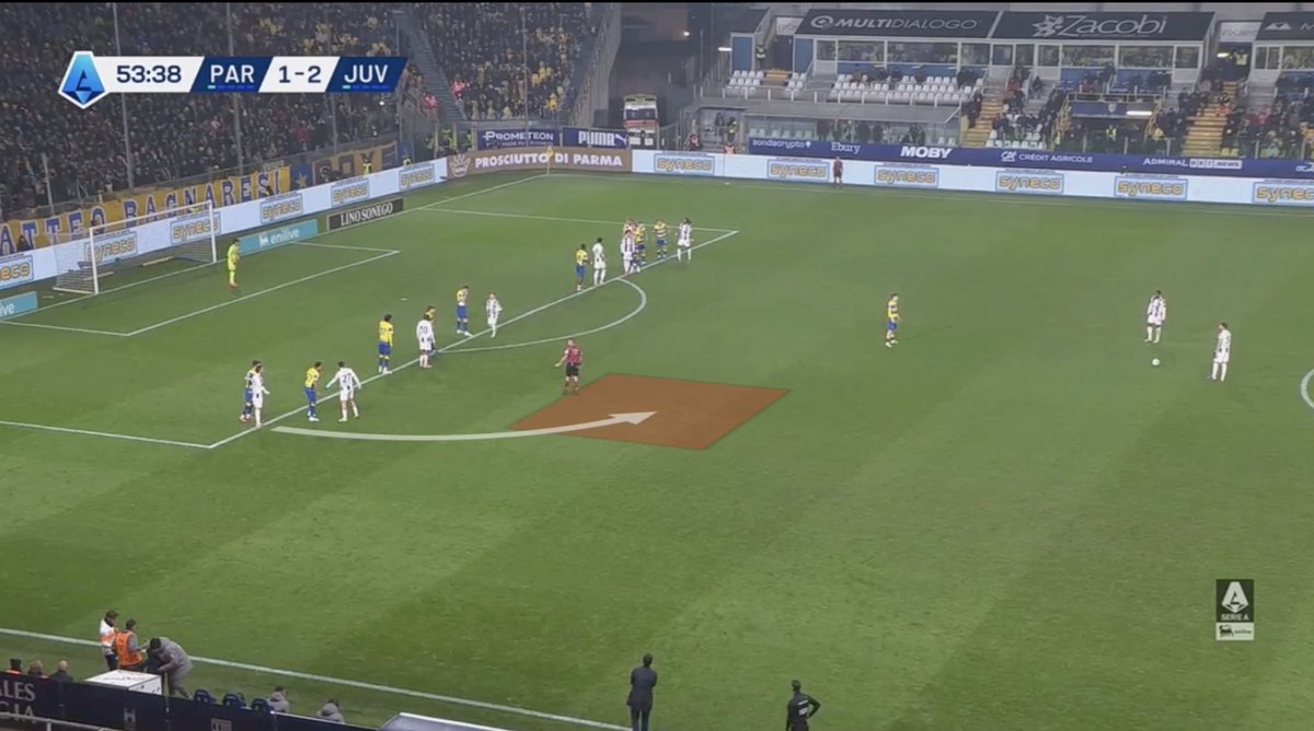 setplaypro's tweet photo. @juventusfc with a 4-4 split central routine with blocker to chip to other side and head across goal #setpieces #freekicks #ParmaJuventus https://t.co/LHeR3pJPRx