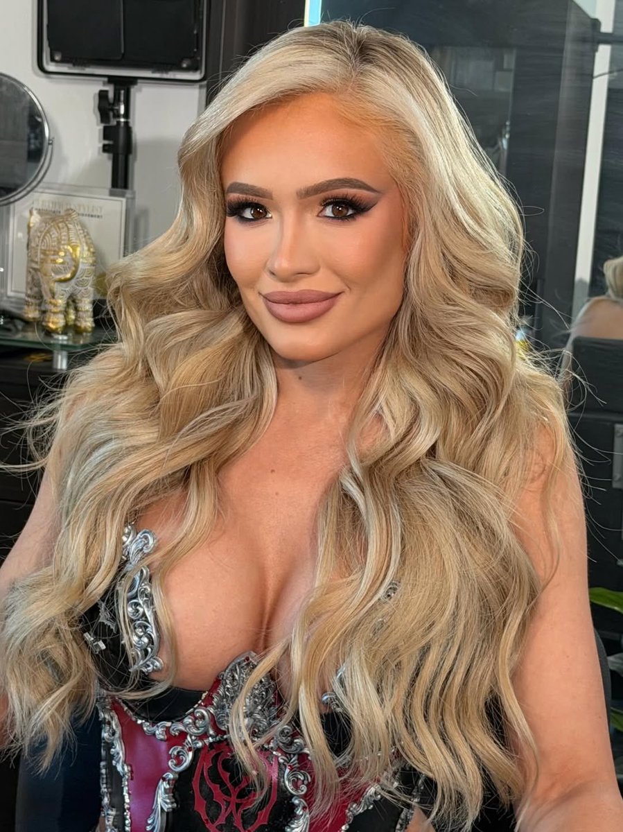 Deadly and gorgeous! 💋