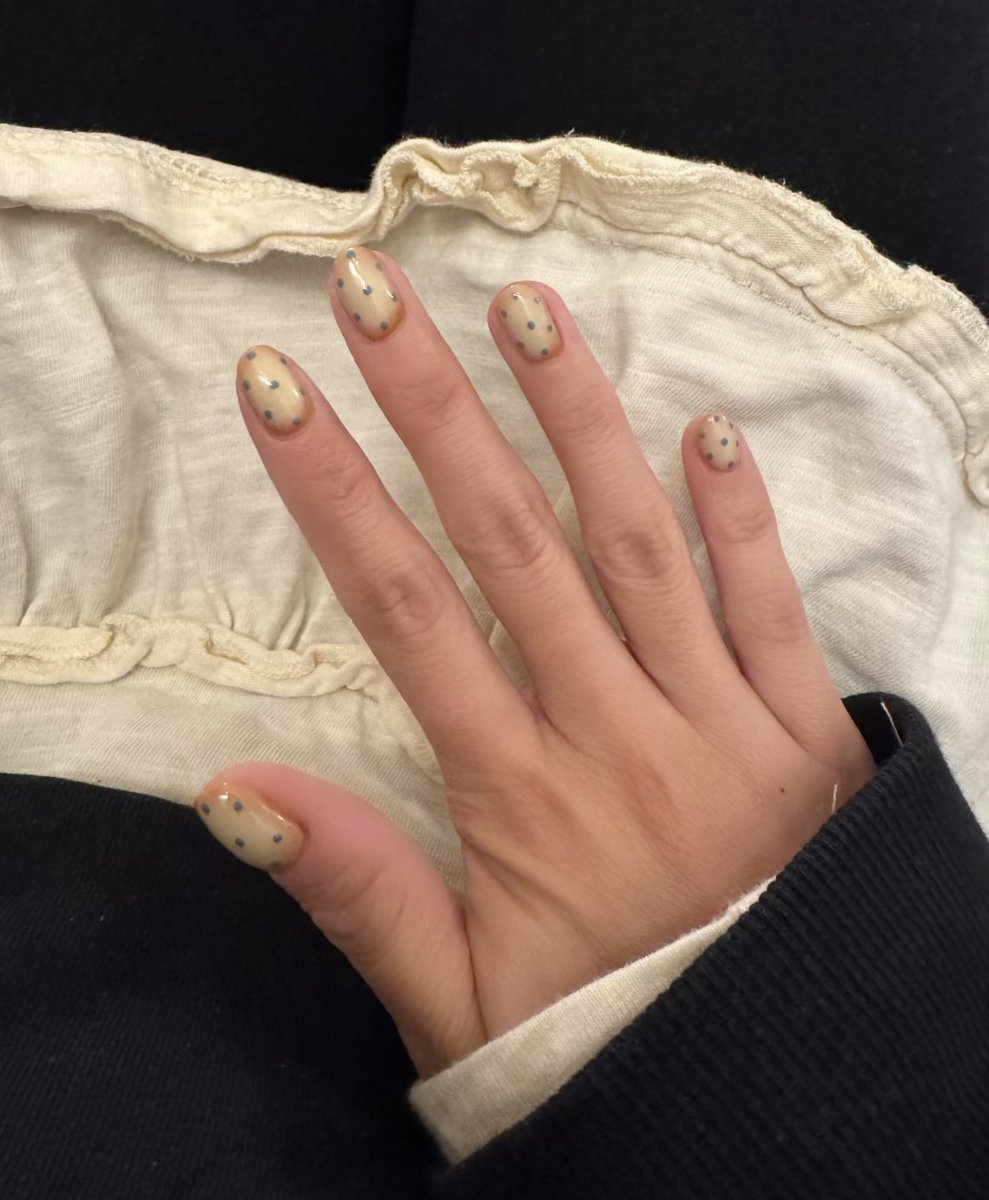 d_qingjiao87398's tweet image. Obsessed with these subtle polka dot nails – who’s copying? 🙋‍♀️ #NeutralNails #PolkaDotNails #MinimalistNails