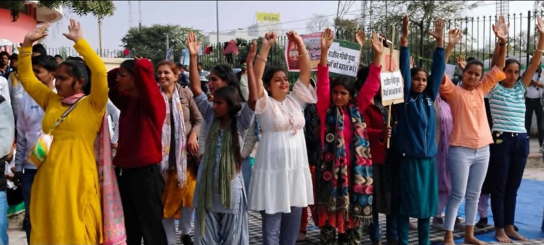 बना दीजिए #युवामित्रों को #अटल_प्रेरक, दे दो 5 हजार परिवारों की खुशियां वाप
राजस्थान प्रदेश के कोने कोने से गरीब जनता आवाज लगा रही है युवामित्रों की बहाली हो या #अटल_प्रेरक_भर्ती में #समायोजन किया जाए
युवामित्रों को अटल प्रेरक भर्ती में शामिल किया जाए<a href="/BhajanlalBjp/">Bhajanlal Sharma</a> <a href="/ashokgehlot51/">Ashok Gehlot</a>