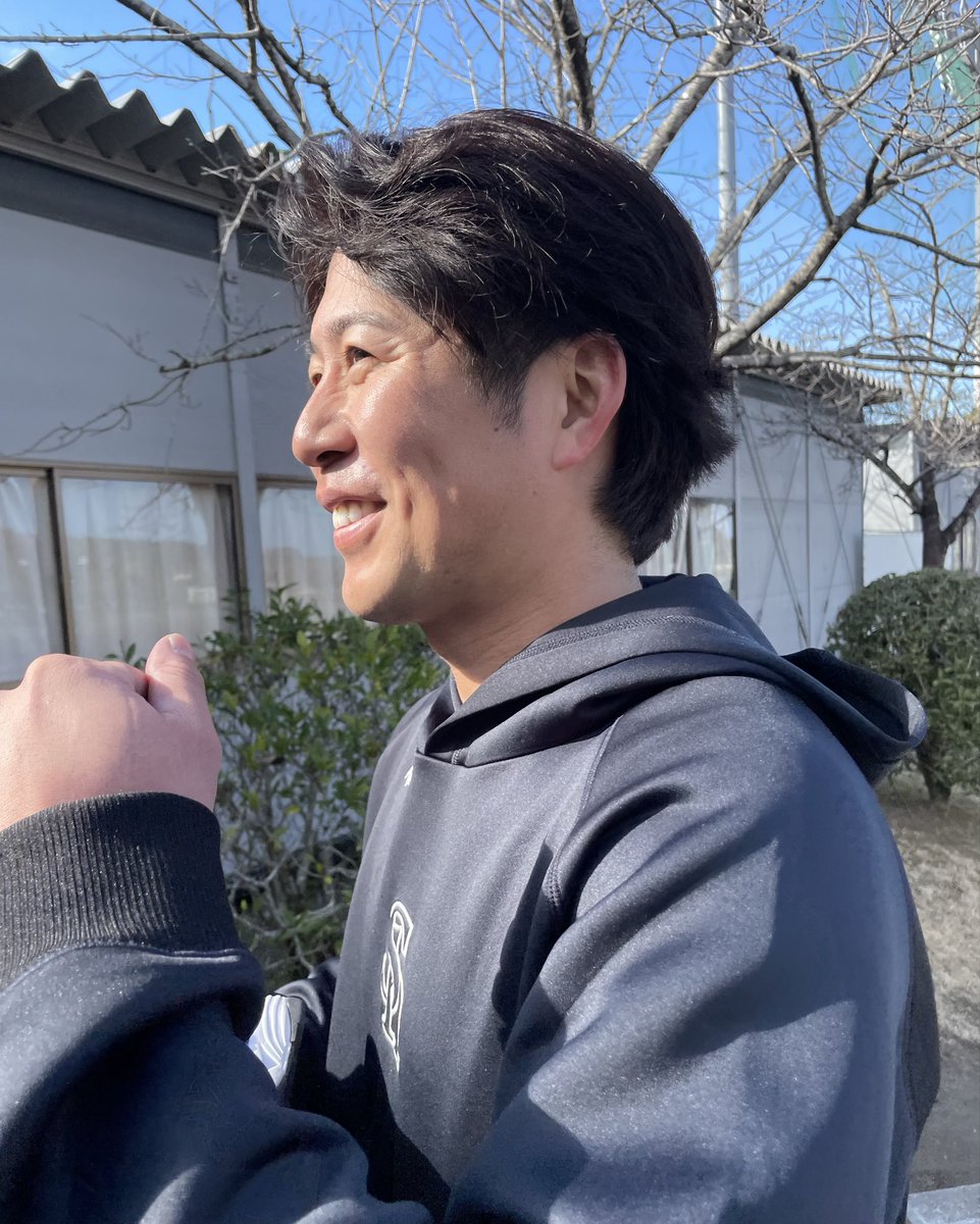 打撃練習でエグい打球を飛ばしていた #川村友斗 選手
「すごかったですね！」と声をかけると、したり顔で💪ポーズ😏✨

需要があるので、写真をお願いすると、
川村選手自ら「ボク、人気ありますよね〜☺️笑」とニッコリ☀️

2026年の川村選手も安定のあざとい系🫶です‼️笑

#sbhawks
#月刊ホークス