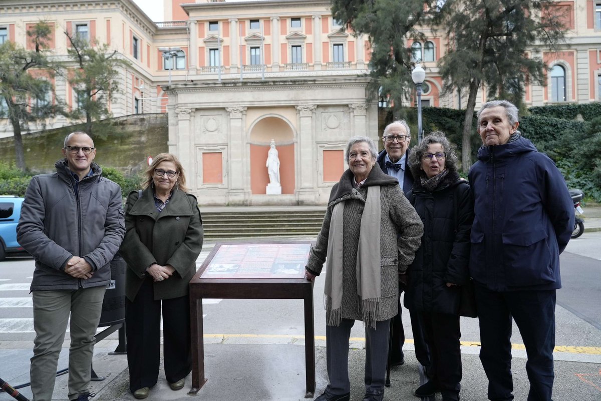 ICGCat's tweet photo. 🩸Aquest edifici que avui acull l’ICGC va ser l’Hospital de Sang núm. 18 durant la Guerra Civil. Aquí, el Dr. Frederic Duran i Jordà hi va organitzar el primer banc de sang operatiu del món. L’@bcn_ajuntament ho recorda amb un faristol de memòria amb #SCHM i @COMBarcelona. https://t.co/V8BWb6v5z7