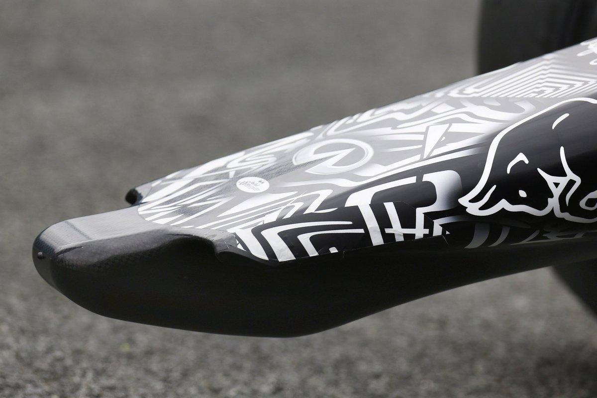 OTDI 2015 we were in Jerez covering #F1 testing. 
Red Bull's camo car had an accident the day before, breaking the front wing. 
So, they cleaned up the nose and went testing without a front wing!
#F1tech