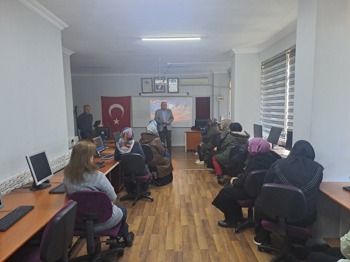 DevrekHem's tweet photo. "İSTİKBAL BAYRAKLA, İSTİKBAL  MAARİFLE" Yeni eğitim öğetim dönemimizi, kurumumuzu, Şanlı Bayrağımızla donatarak başlattık ve ilk dersimizi kursiyerlerimizle birlikte Bakanlığımızca hazırlanan "Bayrak Sevgisi" temalı videoyu izleyerek yaptık.
@Devrek_mem 
@ZonguldakMEM 
@sturan67 https://t.co/g8o1hb8BIO