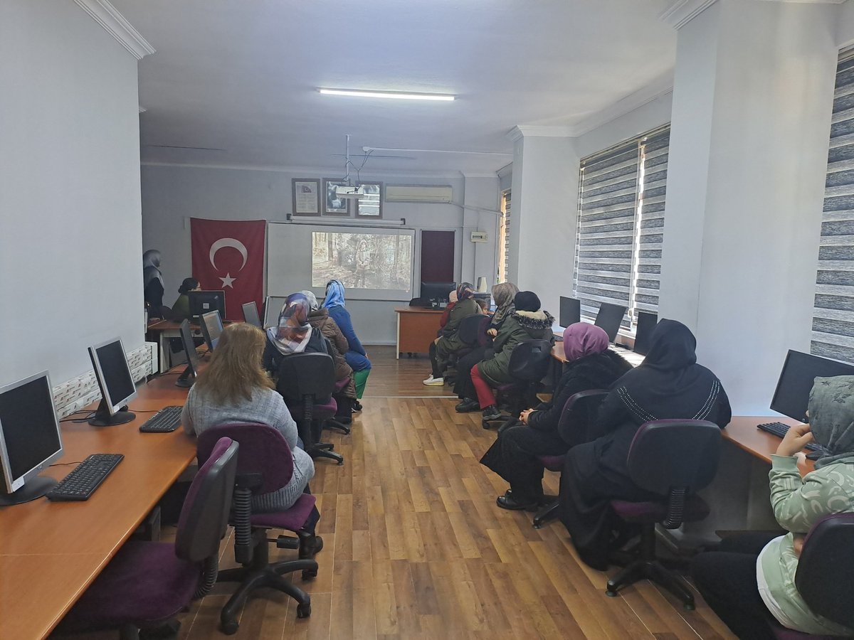 DevrekHem's tweet photo. "İSTİKBAL BAYRAKLA, İSTİKBAL  MAARİFLE" Yeni eğitim öğetim dönemimizi, kurumumuzu, Şanlı Bayrağımızla donatarak başlattık ve ilk dersimizi kursiyerlerimizle birlikte Bakanlığımızca hazırlanan "Bayrak Sevgisi" temalı videoyu izleyerek yaptık.
@Devrek_mem 
@ZonguldakMEM 
@sturan67 https://t.co/g8o1hb8BIO