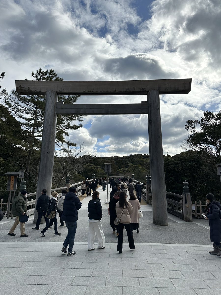 ttasm4's tweet image. 【やりたいことは今すぐやろう】
我が家は毎年1月末の土日を使って、伊勢神宮へ参拝に訪れています。

目的は

「昨年見守ってくださったこと」への感謝

と

「今年はこれをやります」の宣言

を神様に聞いていただくため。

初参拝は2年前。

伊勢神宮に行ったことがないから

「行ってみたい」
↓…