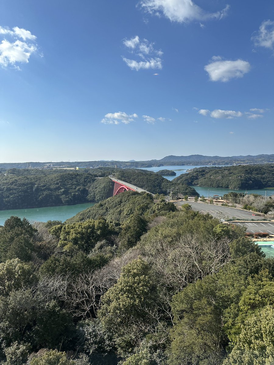 ttasm4's tweet image. 【やりたいことは今すぐやろう】
我が家は毎年1月末の土日を使って、伊勢神宮へ参拝に訪れています。

目的は

「昨年見守ってくださったこと」への感謝

と

「今年はこれをやります」の宣言

を神様に聞いていただくため。

初参拝は2年前。

伊勢神宮に行ったことがないから

「行ってみたい」
↓…