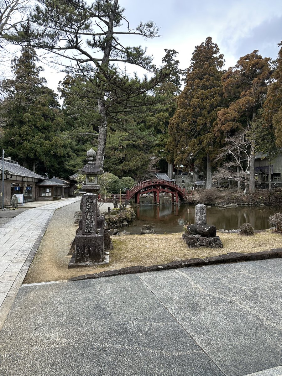 ttasm4's tweet image. 【やりたいことは今すぐやろう】
我が家は毎年1月末の土日を使って、伊勢神宮へ参拝に訪れています。

目的は

「昨年見守ってくださったこと」への感謝

と

「今年はこれをやります」の宣言

を神様に聞いていただくため。

初参拝は2年前。

伊勢神宮に行ったことがないから

「行ってみたい」
↓…