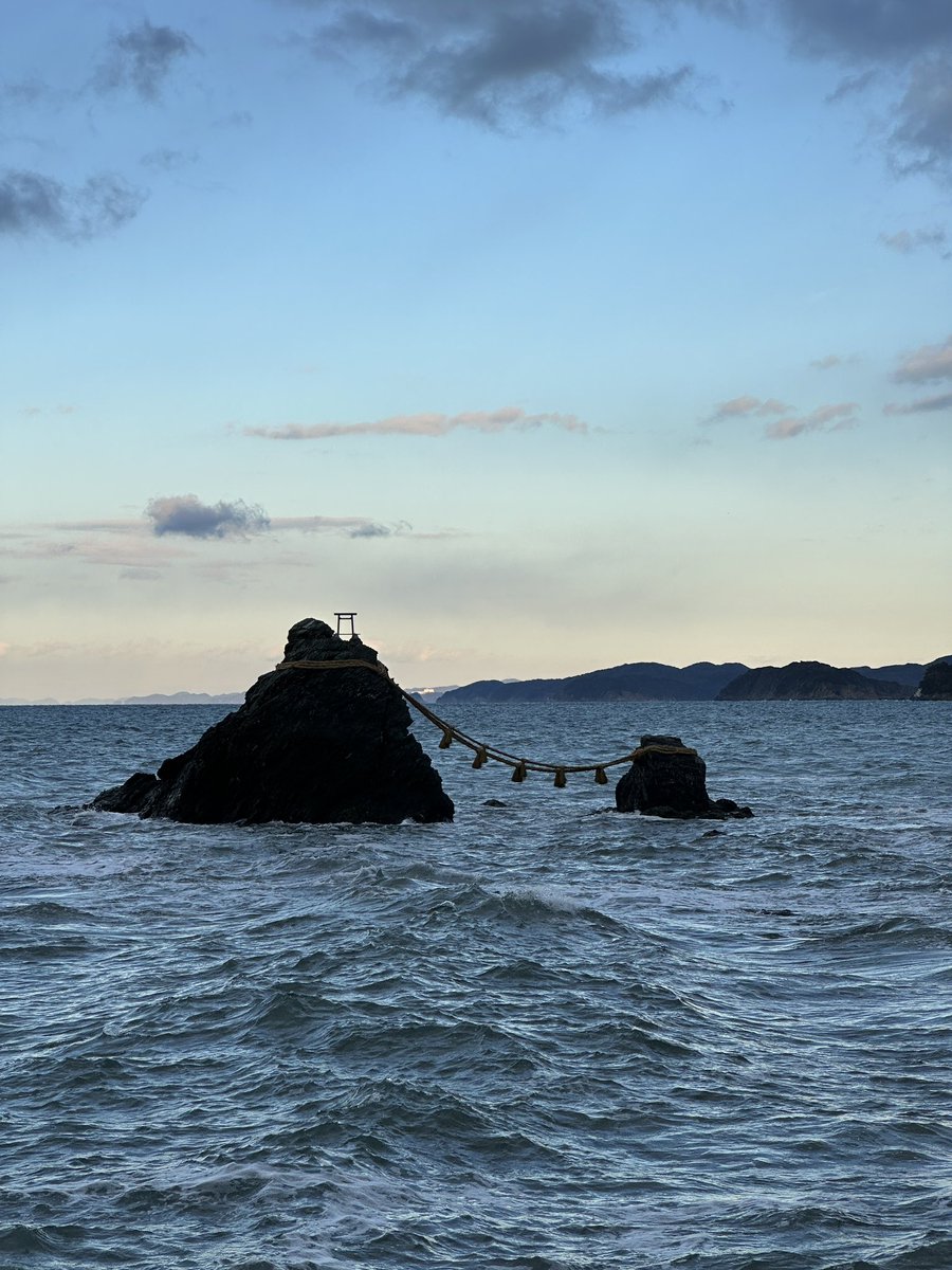 ttasm4's tweet image. 【やりたいことは今すぐやろう】
我が家は毎年1月末の土日を使って、伊勢神宮へ参拝に訪れています。

目的は

「昨年見守ってくださったこと」への感謝

と

「今年はこれをやります」の宣言

を神様に聞いていただくため。

初参拝は2年前。

伊勢神宮に行ったことがないから

「行ってみたい」
↓…