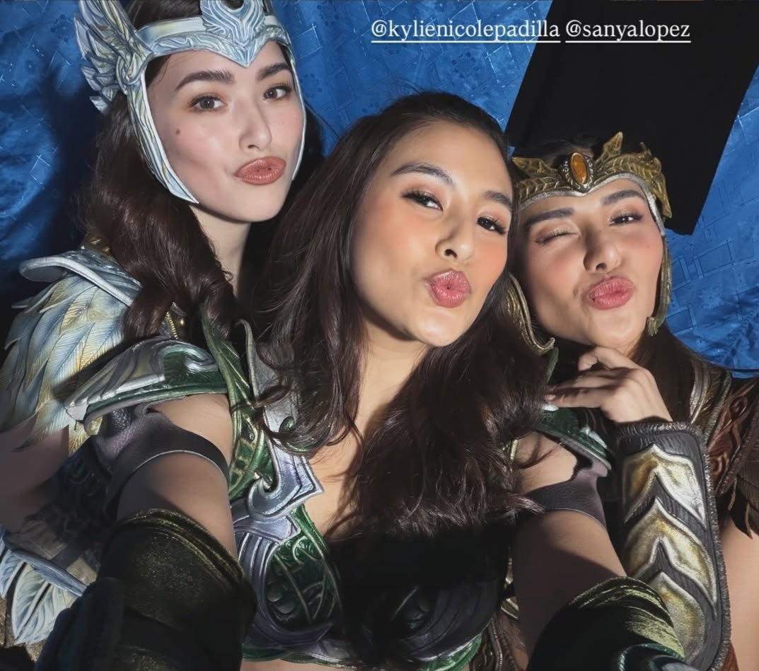 the three youngest goofing around. 

more bts please my '16 Sang'gres

#SanggrePangitainNiMitena