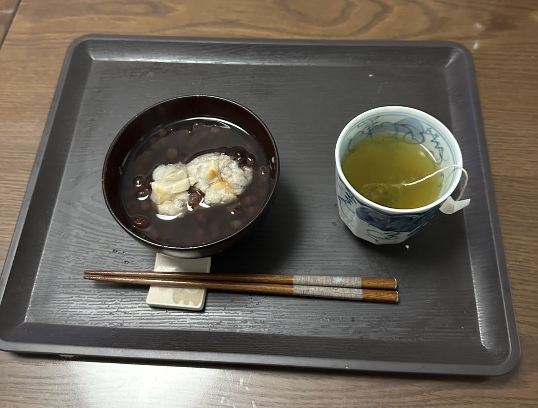 tanoshii0874's tweet photo. 本日もお疲れ様でした、また明日もよろしくお願いいたします。🙇‍♂️

本日は、社長が作った甘味とお茶を共にどうぞ。😊 https://t.co/tjI7wBtW6Y