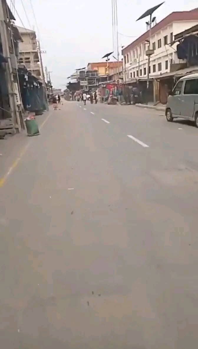Airborne_X1's tweet photo. BREAKING 🚨

Onitcha Main market under lock down #SitAtHomeContinues. https://t.co/ggT92QX0h3