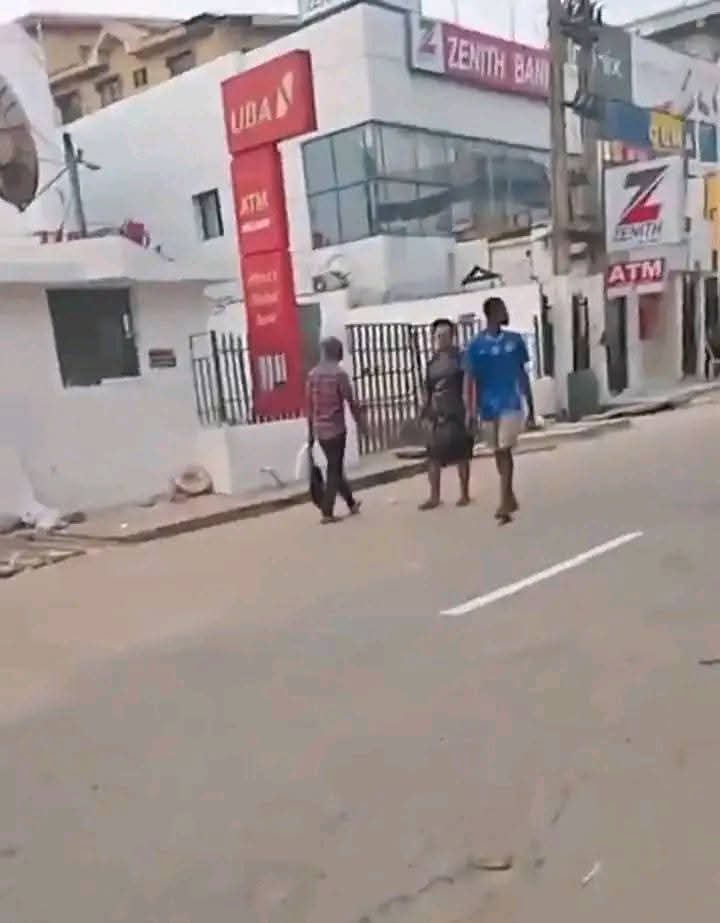 Airborne_X1's tweet photo. BREAKING 🚨

Onitcha Main market under lock down #SitAtHomeContinues. https://t.co/ggT92QX0h3