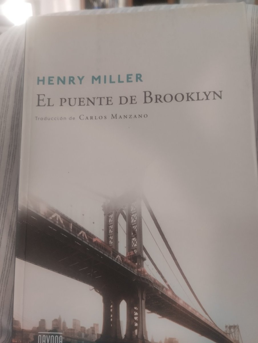 Nunca soporte "Trópico de Cáncer"o "Trópico de Capricornio"
Igual no los leí en el momento adecuado. Ocurre a veces
Pero está colección de narraciones cortas de Henry Miller me ha encantado