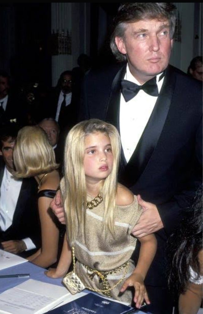 unodeAndalucia's tweet image. Las redes se están llenando con esta foto de Trump con su hija para acusarle de pedofilia. La izquierda es la mayor banda de hijos de pvta, miserables y perros sarnosos que ha parido la humanidad.