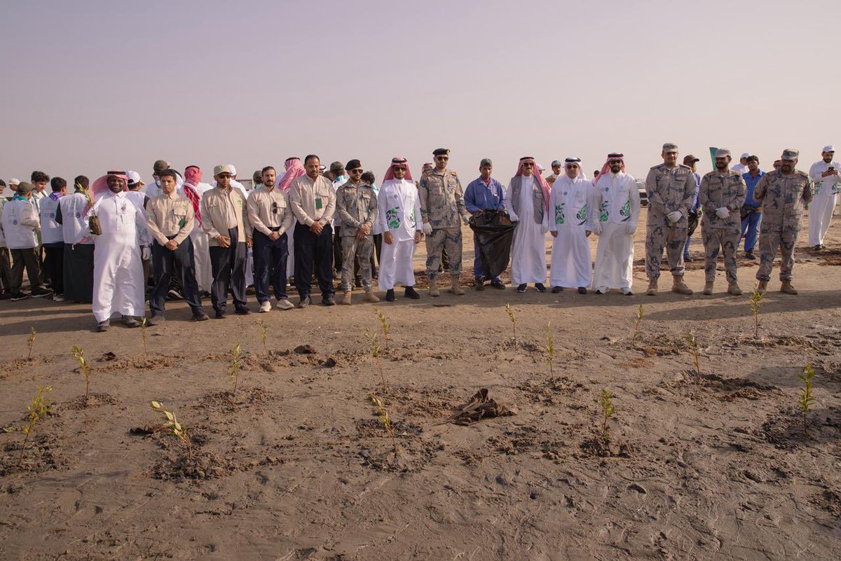 Jazanenviro's tweet photo. احتفت الجمعية  اليوم بالمشاركة المجتمعية 
لإحياء  #اليوم_العالمي_للأراضي_الرطبة
و بالتعاون مع@ncvcksa
(حيث انطلقت فعاليات المبادرة صباحا لتنظيف الشواطئ وزراعة المانجروف وذلك بشاطئ القرية التراثية بجازان .
وذلك لأهمية المحافظة  على هذه النظم البيئية الحيوية لحماية #التنوع_البيولوجي و استدامة البيئة
، حيث حظيت الفعالية باهتمام المشاركين واطلاعهم على أهمية الأراضي الرطبة وشجرة المانجروف ، وقد قيم المشاركون  نجاح المبادرة وتحقيق أهدافها.

#جمعية_البيئة_والتنمية_الزراعية 💚🌿