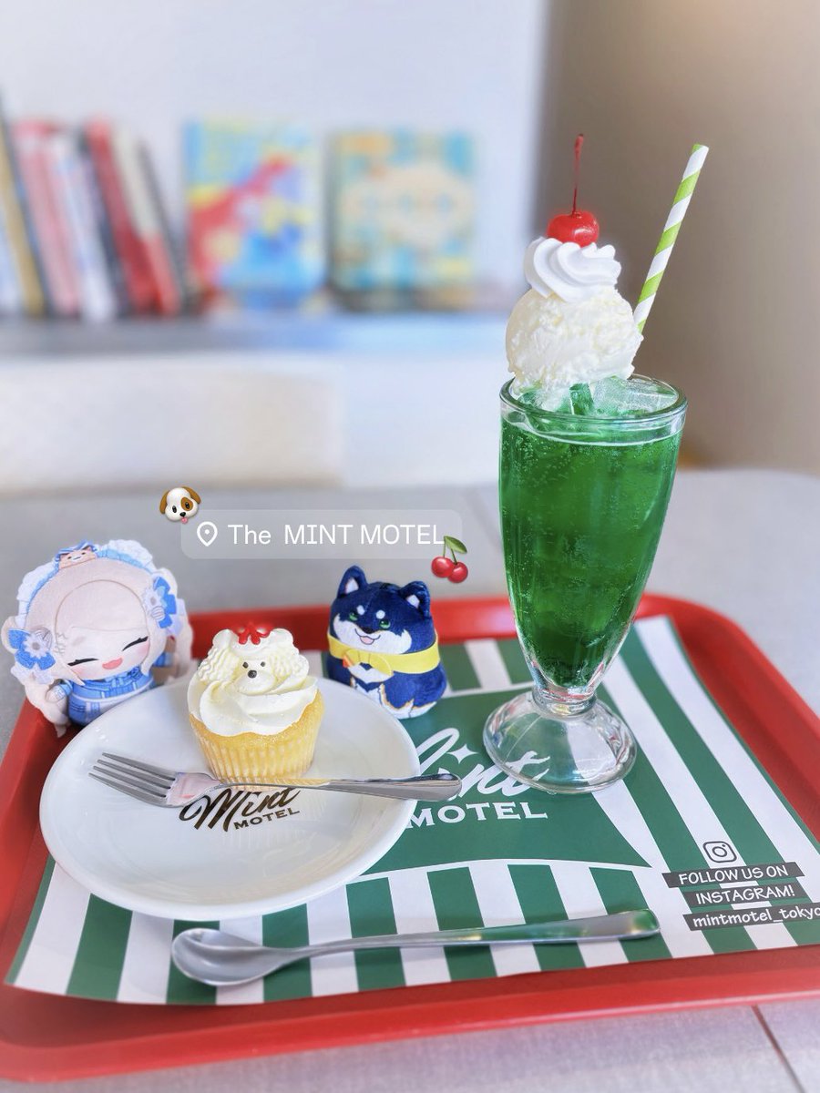 withfluffy_'s tweet image. PR配信でかわいいと盛り上がっていたクリームソーダとカップケーキ🐶💖
美味しかったし店内の雰囲気も素敵で、次はワッフル食べてみたいな〜と思いました🍒

アメリカンハウスも行ったよ〜！住宅街の中に突然あってびっくりした꜀(  ꜆-⩊-)꜆♡

#たまにじ本音旅 #TokyoTokyo