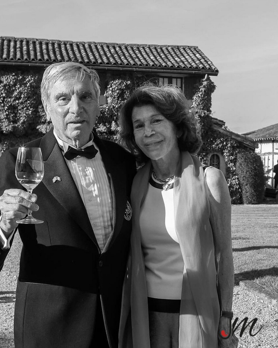 Nous avons appris avec une profonde tristesse le décès de Daniel Cathiard.
Jean Merlaut et ses collaborateurs adressent leurs plus sincères condoléances à son épouse, ses filles, ses proches et aux personnels de ses propriétés.
<a href="/ChateauSHL/">Smith Haut Lafitte</a> <a href="/SourcesCaudalie/">Sources de Caudalie</a>