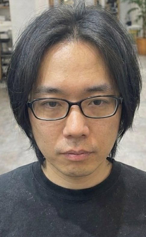 0_q4a's tweet image. 40代が外見改善わ本気で
取り組んだらこうなる➡️

やったこと10選

1.メガネ外した（コンタクトにした）
　目元が出るだけで一気に若返る。印象の7割は目。

2.髪型を“セット前提”に変えた
　カットじゃない。毎朝のセットまで含めて髪型。

3.眉毛サロンに行った…