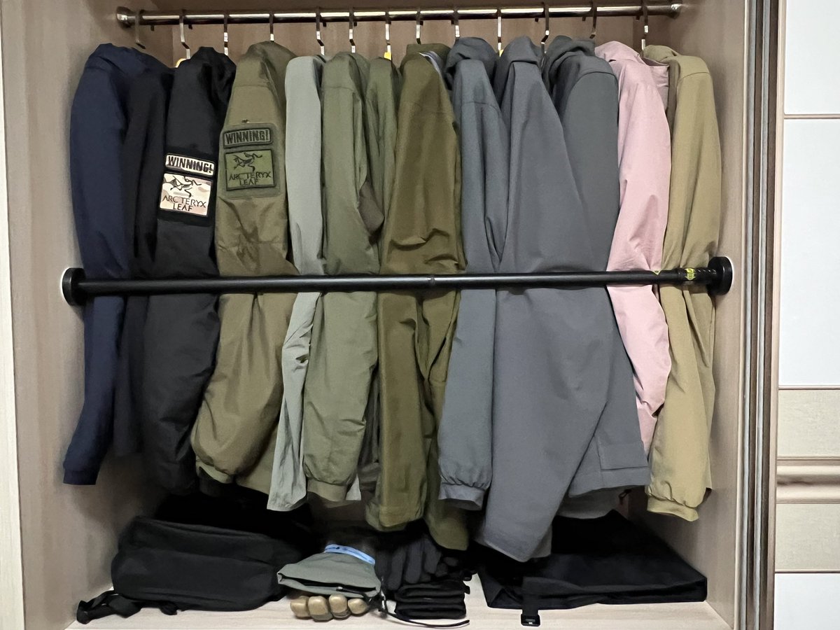 RyanFu67419473's tweet photo. 趁這爺倆不在家時，整理一下這堆衣服。
#整櫃子的鳥骨頭🦴 https://t.co/q6ZaOmPvCh