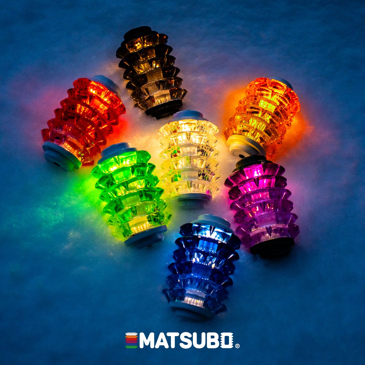 Polarisign_OwL's tweet photo. これ、全部38灯。
松ぼっくりをモチーフにした38灯専用シェード「MATSUBO」。 雪の上に広がる、宝石のような全7色の輝き。
キャンプの夜を、あなたのお気に入りの色で彩りませんか?
🛒 詳細・ご購入はこちら https://t.co/VenveQyxNq
#38灯 #MATSUBO #38explore https://t.co/lMtZJliBcs