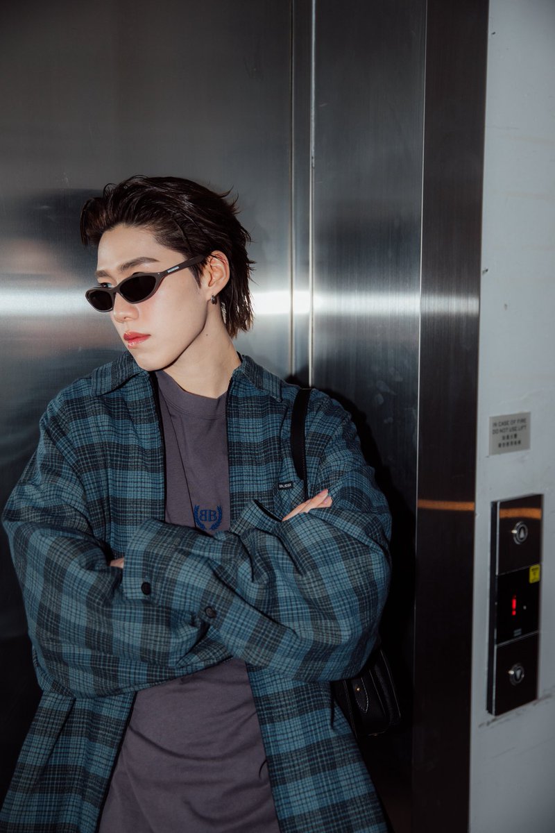 ลุคสุดคูล!  " #พีพีกฤษฏ์ " แบรนด์แอมบาสเดอร์คนสำคัญของ Balenciaga ปรากฏตัวในลุคจาก Balenciaga คอลเล็กชั่นฤดูร้อน 2026 ระหว่างการโปรโมตซิงเกิลใหม่ “friend to friend (就范 jiu fan)” ที่เซี่ยงไฮ้ ประเทศจีน เมื่อวันที่ 30 มกราคม

#Balenciaga #ppkritt
#RIZZmagazine
