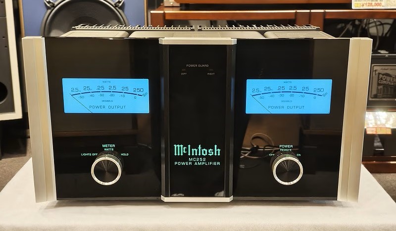 中古品】McIntosh MC252 不動の人気を誇るパワーアンプ。漆黒のガラス