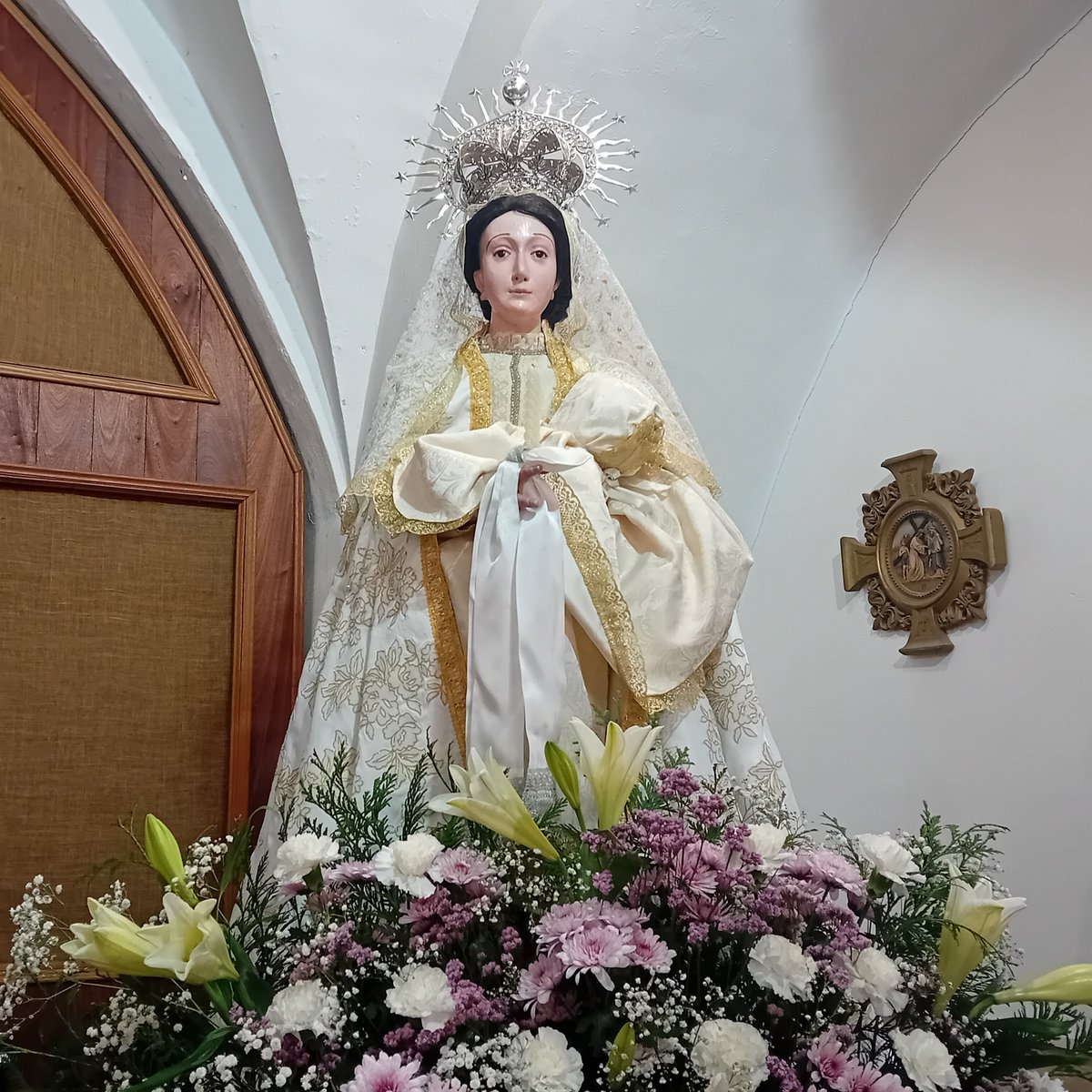 VivaMaria_2022's tweet photo. Hoy sale a purificarse
la rosa de Jericó,
hoy sale a purificarse,
siendo más pura que el sol.
Basquiña de castidades
como doncella llevó,
llena de amor y oraciones
que es muy linda guarnición.
#DíaDeLaCandelaria #Candelas
#VirgenDeLasCandelas 🕯🕯 https://t.co/k4nr9004od