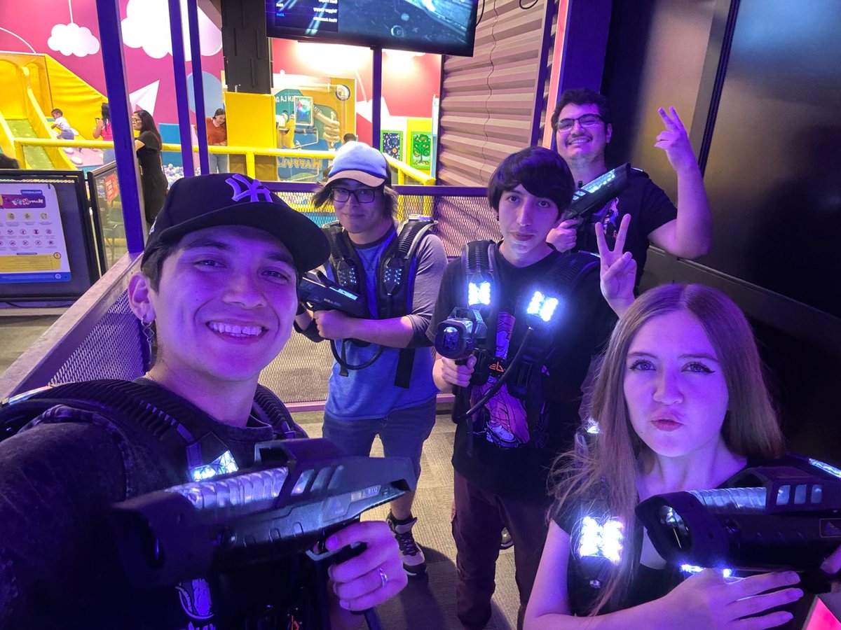 MUY FELICES MUY FELICES 💜
LOS QUIERO MUCHO 💜