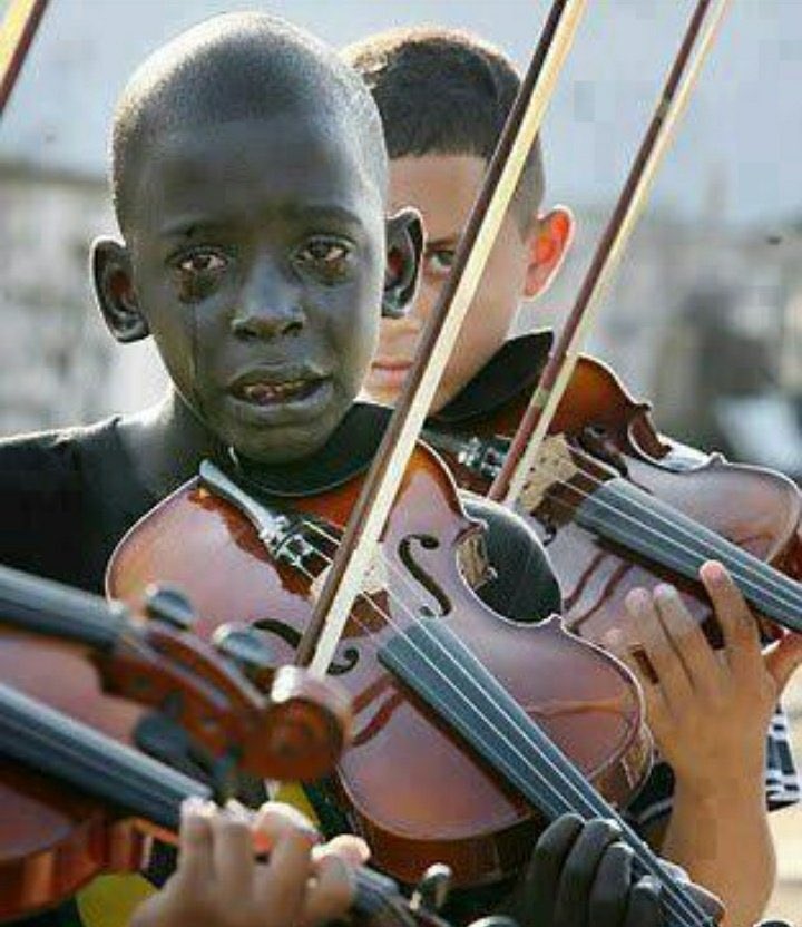 مدري كانت خيانه مدري كانت ظروف نختلف في الاسامي نتفق في المصير بس كافي يا قلبي لا تمد الكفوف عمر لحظات ضعفي ما ترد العشير

من يحس بعذابي من بحالي يروف و اغلب الناس تصحى من ينام الضمير انتظرت السعاده في طويل الصفوف كل ما قلت دوري صرت بعد الاخير