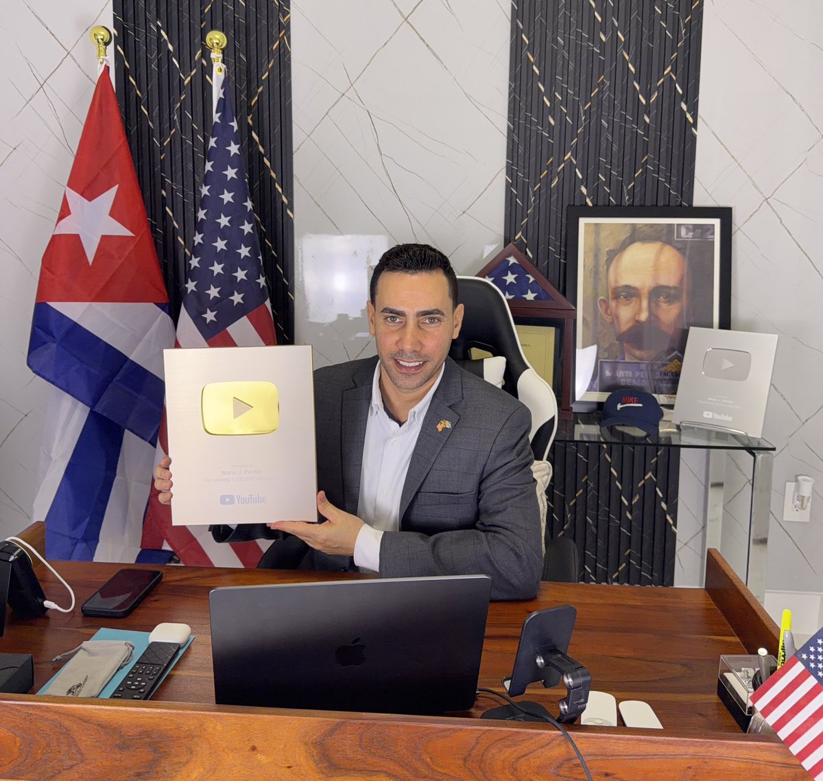 MarioJPenton's tweet photo. Gracias a cada uno de ustedes por la confianza.
Entiendo que al castrismo le duela que ninguno de sus propagandistas ni sus medios logre el alcance de este simple guajirito al que una buena parte de Cuba decide escuchar.

Mi compromiso es —y seguirá siendo— con la verdad y con ustedes, no con el poder ni con la mentira.

Gracias por el respaldo. Ya somos más de 1 millón en YouTube. ❤️🇨🇺