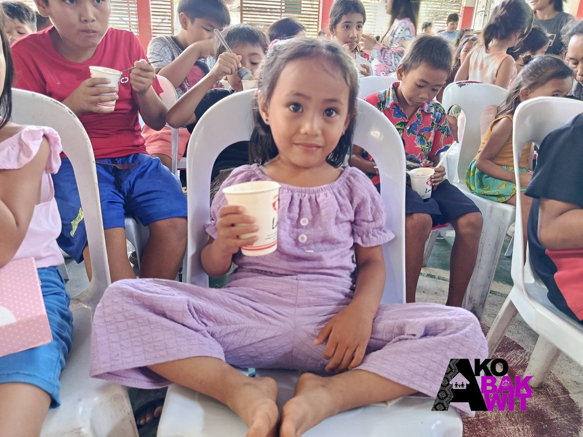 Feeding Activity sa Santa Fe, Batayan Island, Cebu. Hatid sa ating ng Jollibee Group Foundation at ito ay bilang paggunita sa ika-6 na anibersaryo ng Ako Bakwit.

Maraming salamat sa ating mga volunteer, sa pangunguna ni Cha Cha Orbe.

#AkoBakwit #IDPs #bakwit #jollibee