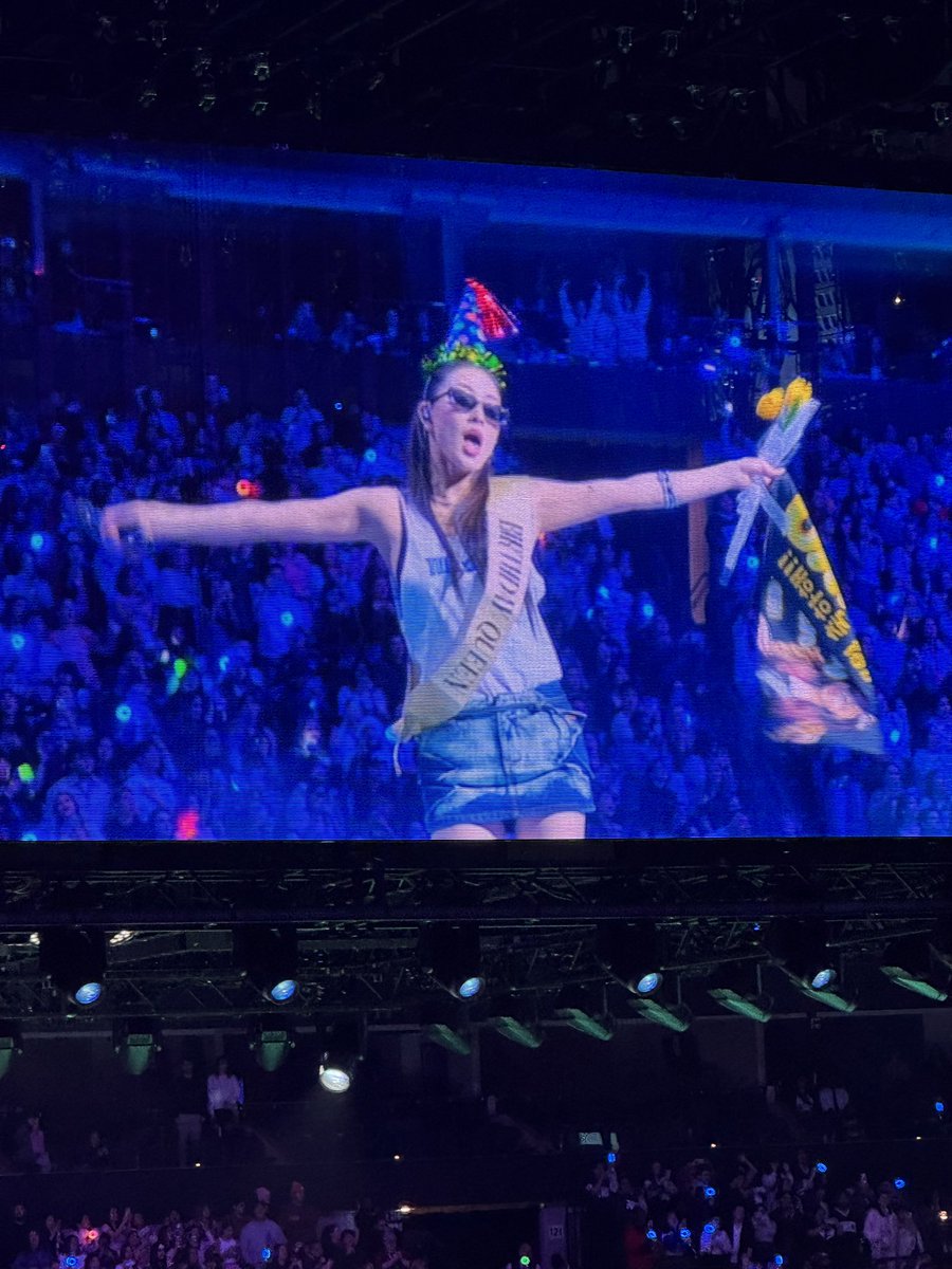 BABYBLUENAYE0N's tweet image. OH BIRTHDAY GIRL GOT THE BIRTHDAY GEAR