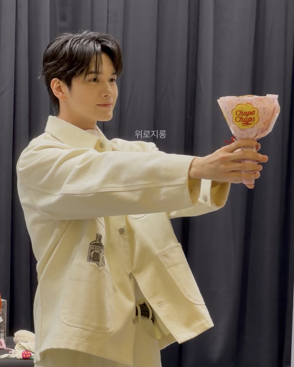 260131 #사운드웨이브 
옹성우 시즌그리팅 팬사인회
#옹성우 #ONGSEONGWU
#WORK_HARD_PLAY_LOUD
사탕 꽃다발 옹이🍬