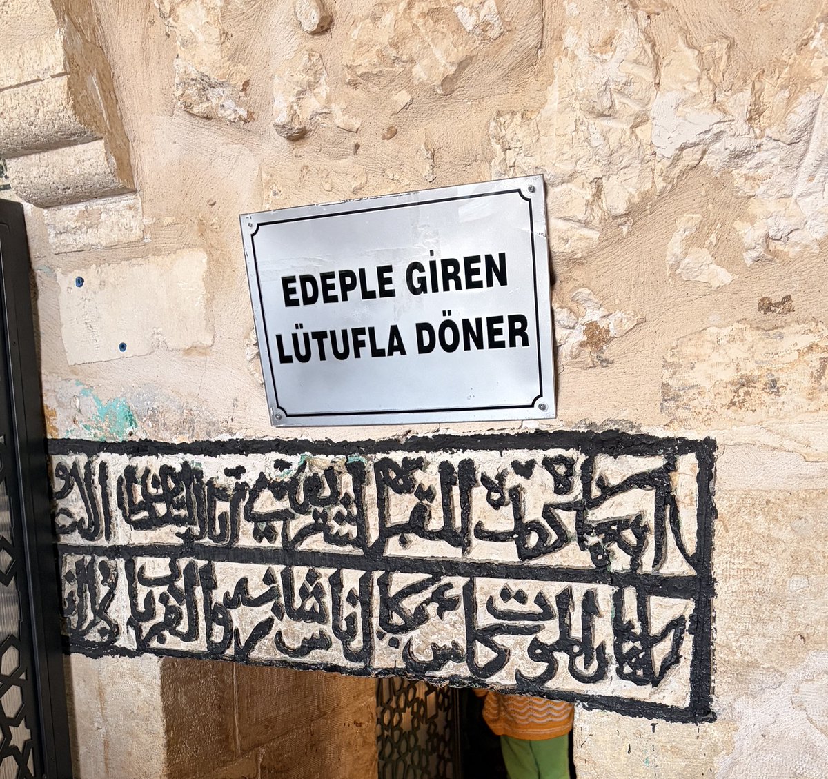 Bir hadîs-i şerîfte şöyle buyrulmaktadır:
“Kıyâmet gününde mü’min kulun terâzisinde güzel ahlâktan daha ağır bir şey bulunmaz. Allah Teâlâ çirkin hareketler yapan, çirkin sözler söyleyen kimseden nefret eder.” (Tirmizî, Birr, 62/2002)