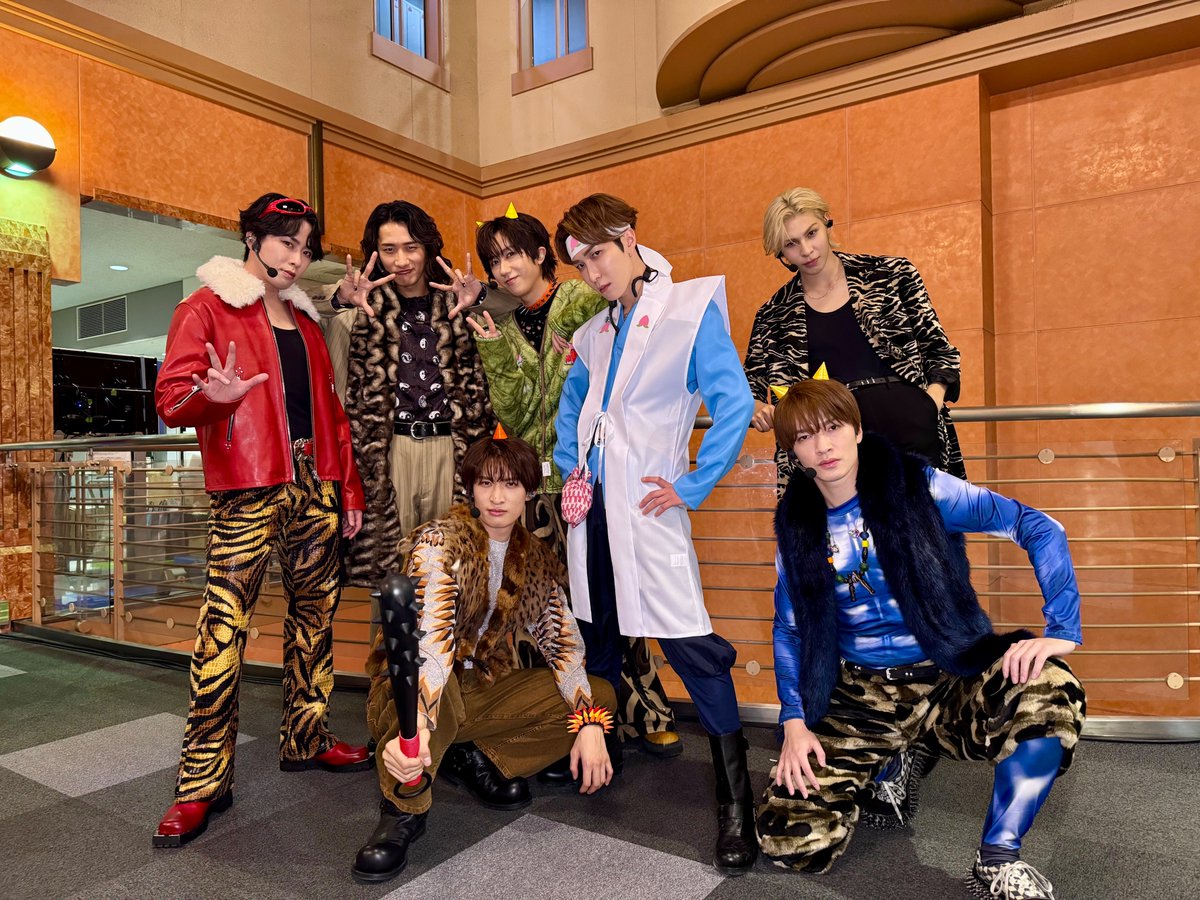 #CDTVライブライブ
今夜も激アツLIVEをお届け❤️‍🔥⚡️
本番直前ショットで実況中だよ📸

このあとは
#SnowMan が登場！

大ヒット曲「カリスマックス」を
特別バージョンでフルサイズライブ！

#TVer でリアルタイム配信中⚡️
tver.jp/live/simul/lew…

#TBS