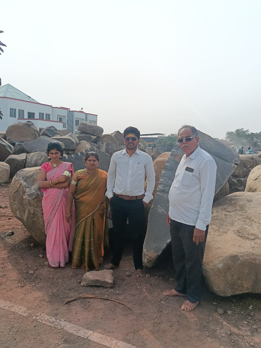 sangle7878's tweet photo. फळ देणारे झाड आणि गुणवान व्यक्तिच फक्त झुकतात सुकलेले झाड आणि मुर्ख व्यक्ति कधीच झुकत नाही. https://t.co/eRzDwBH1MB