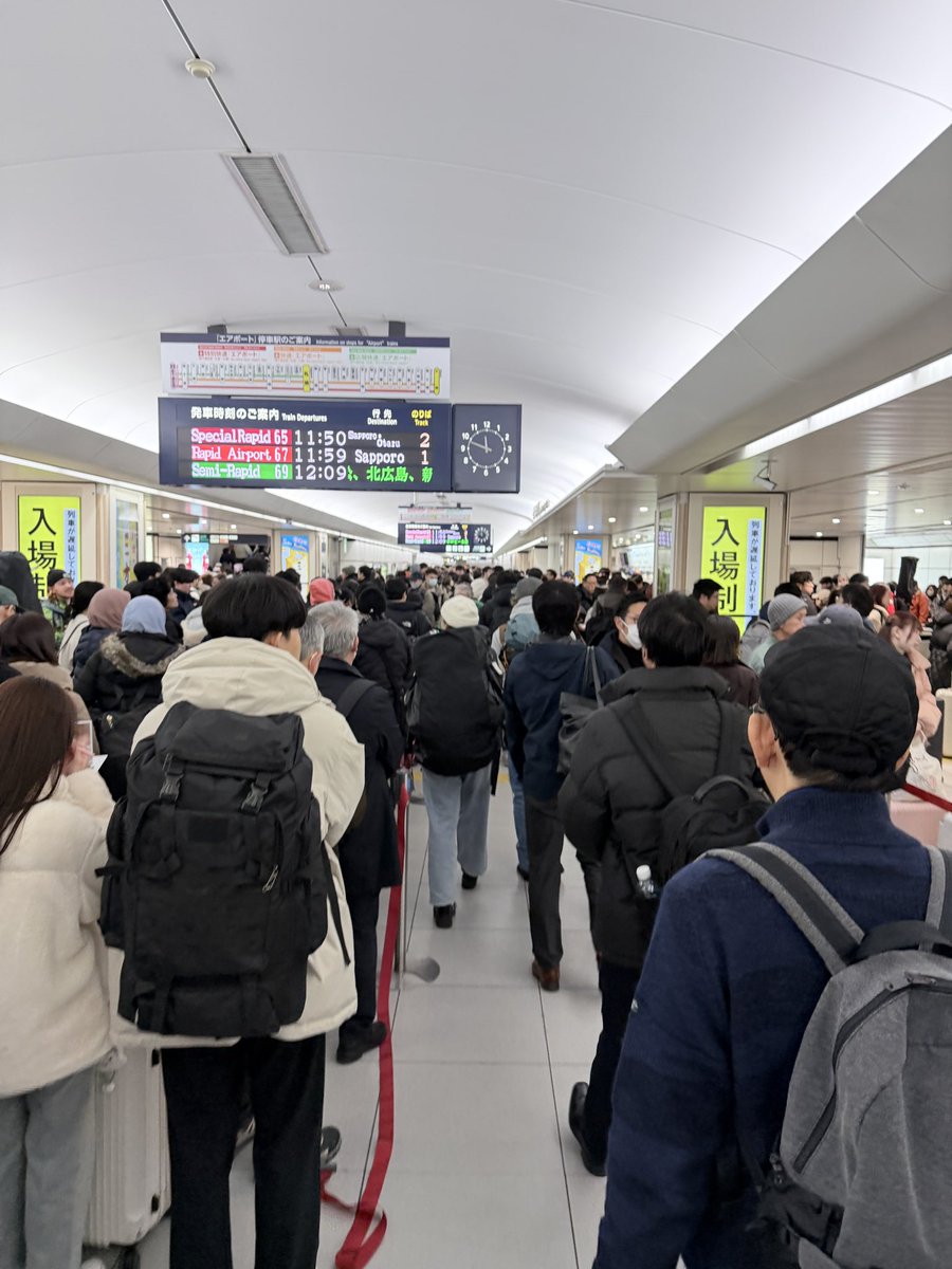 acky1128's tweet photo. 千歳から札幌市内方面、1時間遅れ。
改札は入場制限。
警備の方の誘導がなかったらと思うとゾッとする、本当に助かってます、、、

でも、駅改札前ではめちゃくちゃ混んでるのに電車ガラガラで発車するのはなぜ…？
安全理由？運用？
ホーム寒すぎるから乗せてあげよーよ https://t.co/tgRLiEmsfN