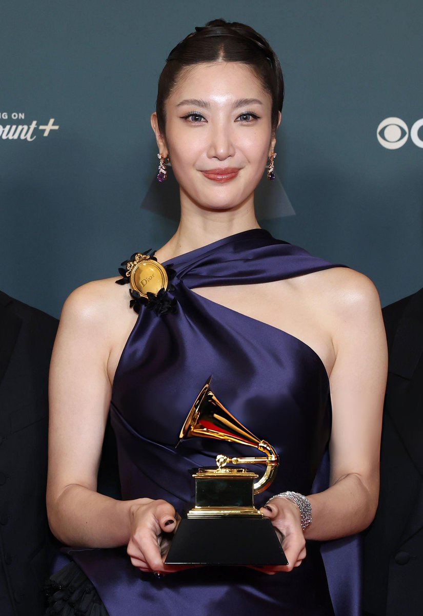 📸 EJAE with her #GRAMMY award