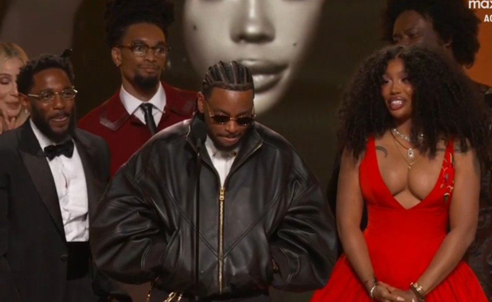 rapworldbr's tweet image. KENDRICK LAMAR E SZA ACABAM DE GANHAR O GRAMMY DE "MELHOR GRAVAÇÃO DO ANO" COM "lUTHER".

Um dos principais Grammys da noite, vai para a dupla do ano.