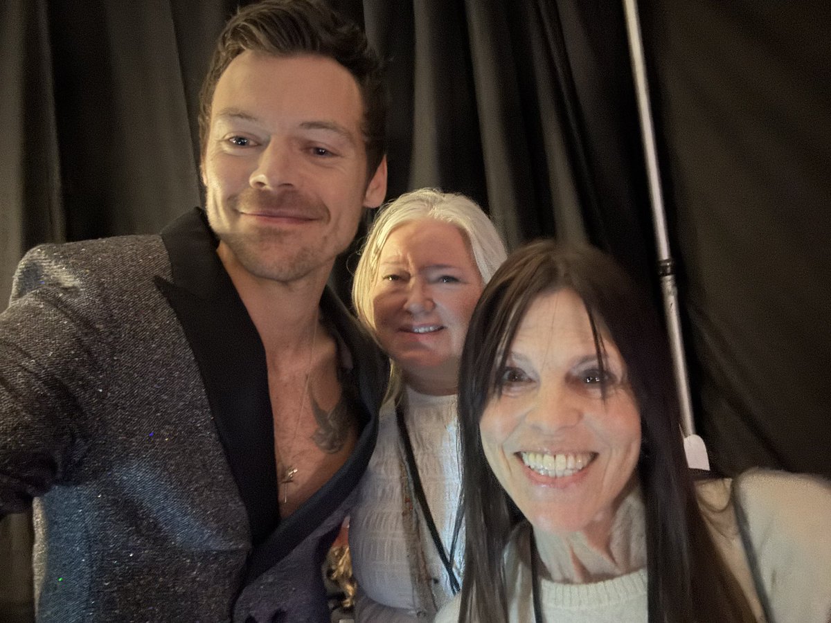 Foto de Harry en el backstage de los Grammys 2026!