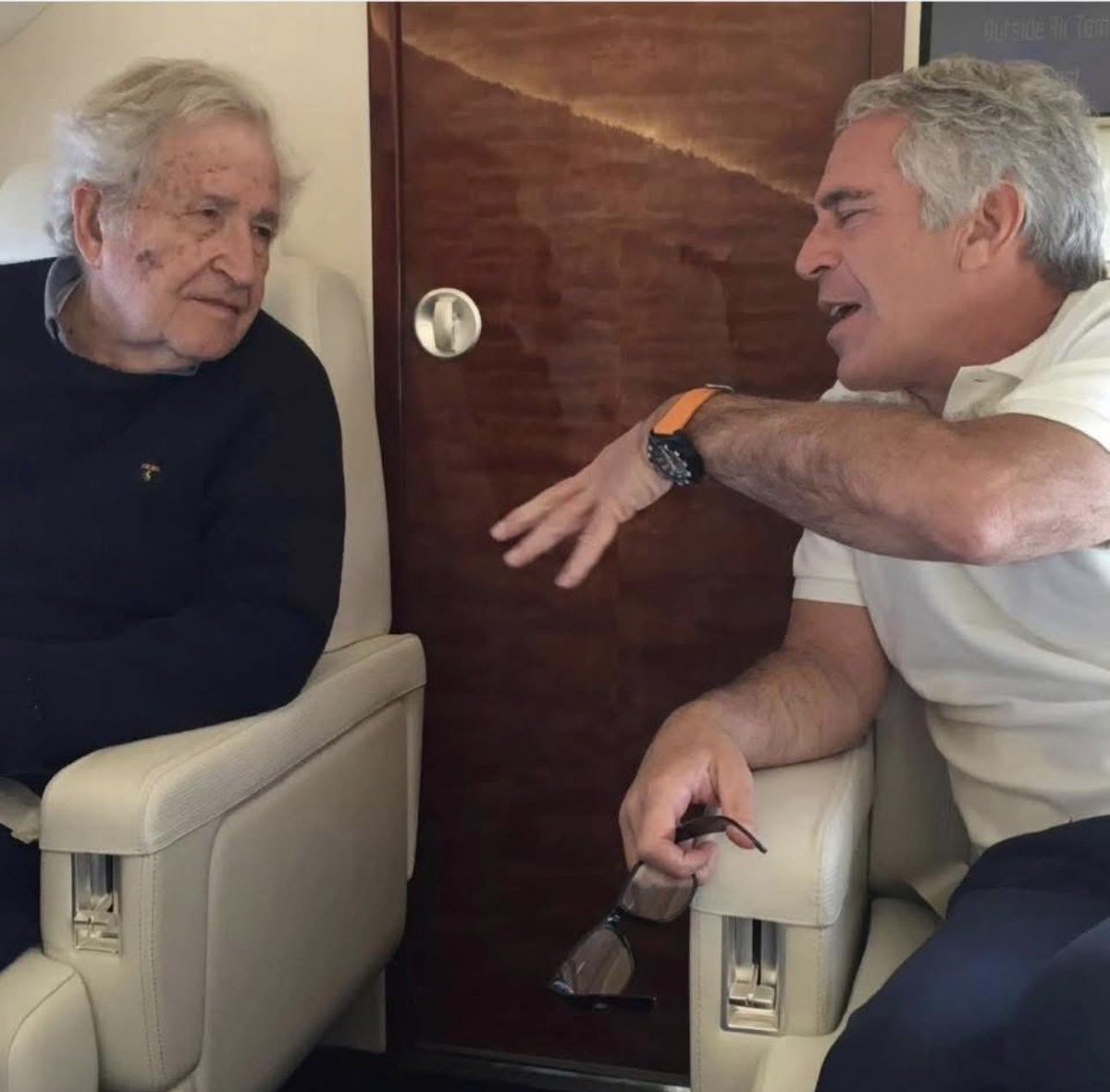 rockalva77's tweet photo. @julioastillero Porque si a esas nos vamos, hasta Noam Chomsky sale embarrado. Sí: uno de los ídolos e intelectuales máximos de la izquierda. Nadie de La Jornada lo menciona. https://t.co/4stPpaeM1A