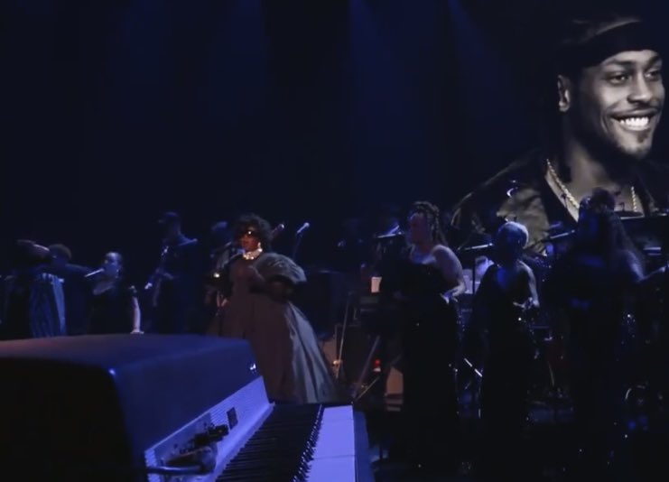 Before Lauryn sang “Nothing Even Matters,” she mentions that her and D’Angelo never got to perform it together.

Midway through the song, the camera did this beautifully intentional pan to an empty keyboard. It was the holiest moment of the night.

He was in the room.
#GRAMMYs