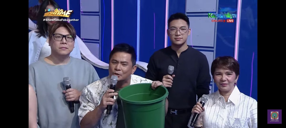 Gwapoooo naman with eye glasses 

<a href="/Espanto2001/">Darren</a> 
#DARREN
#ShowtimeFeb2gether